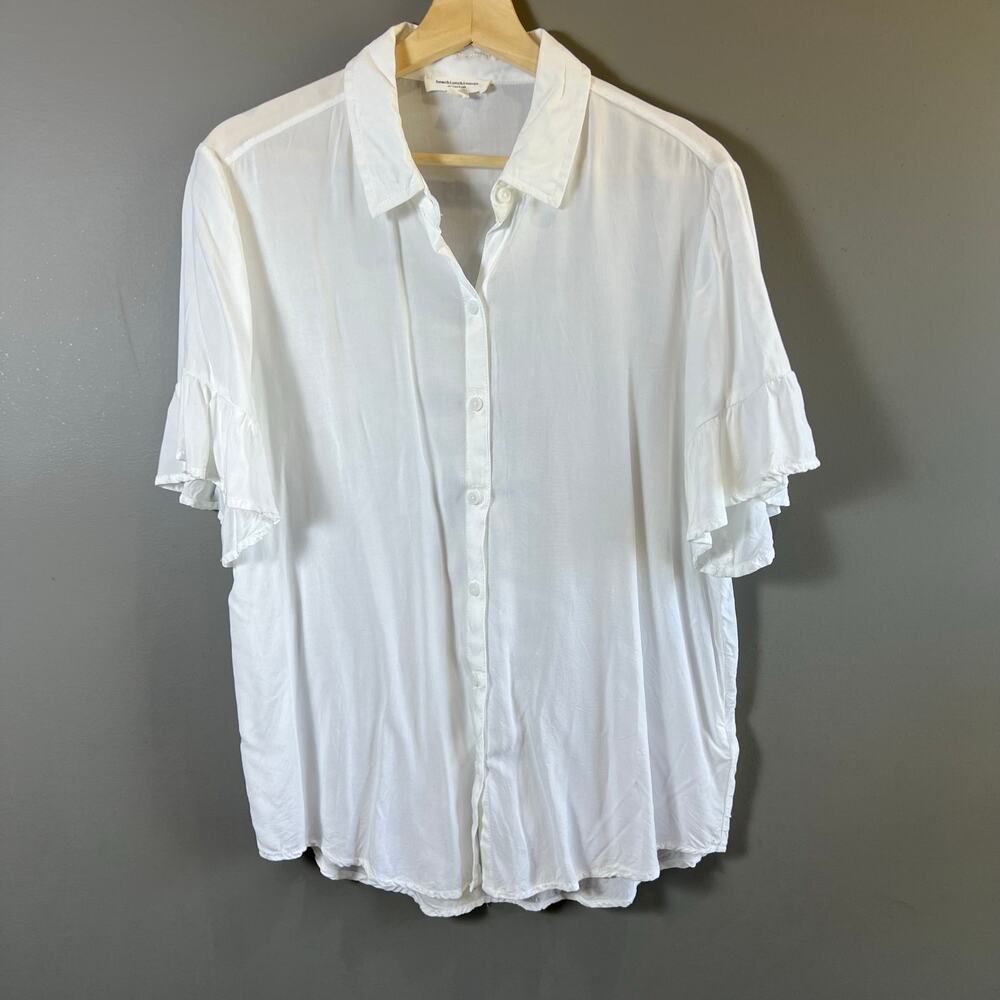 BeachLunchLounge White Short Sleeve button Up top with ruffle sleeves Size M